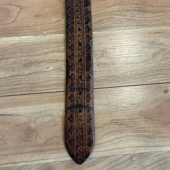 SOLD Vintage brown tooled leather brown belt with brass buckle size 31-36 - Picture 6 of 10